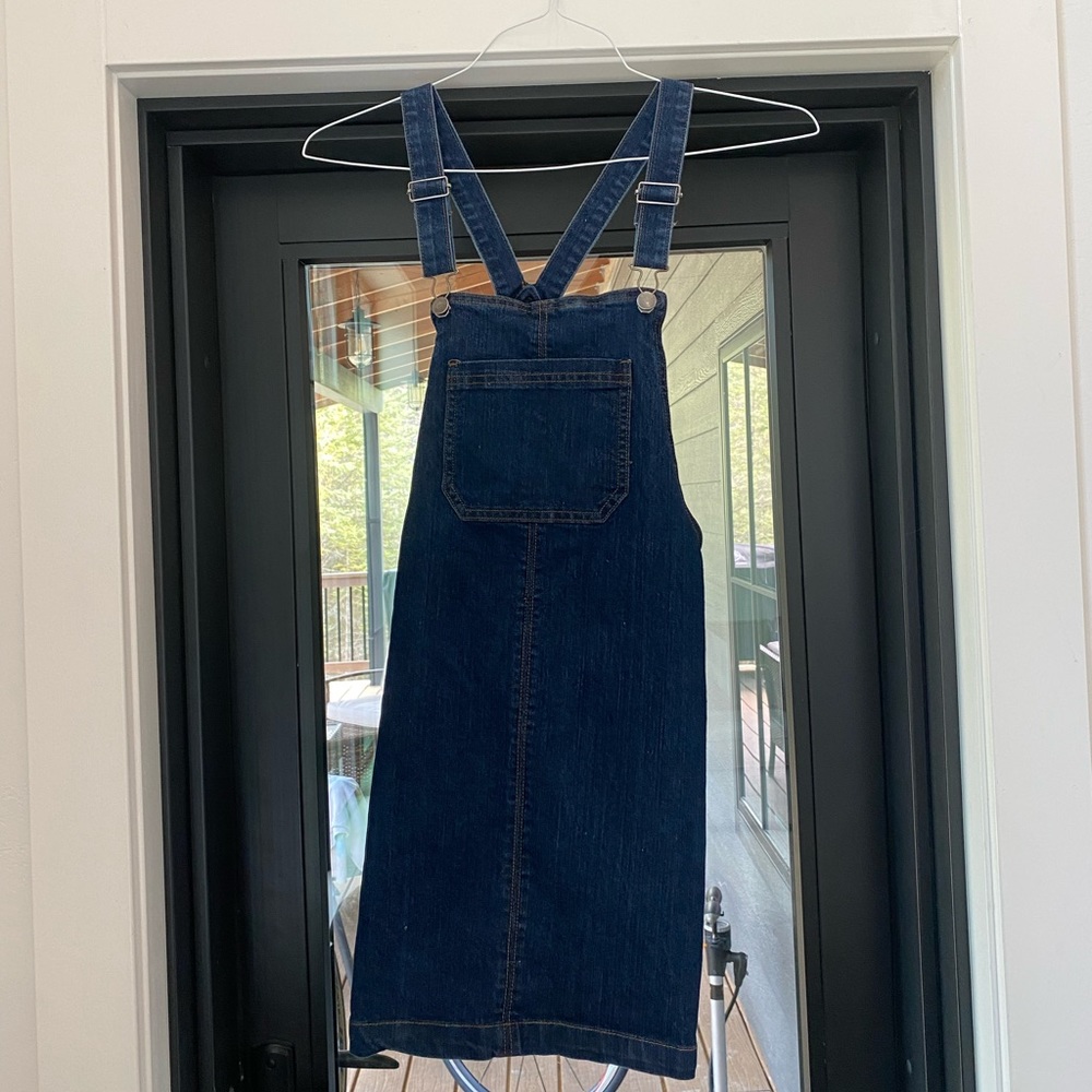 Super cute overall dress! I love it, it’s just a bit too small for me.